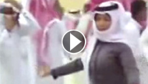 فيديو رقص فتاة خليجية متنكرة بزي رجالي تشارك الشباب رقصهم وهذا هو سرها!