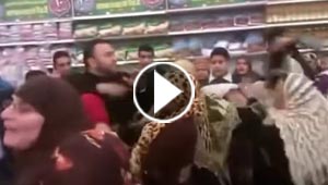 الشباشب تتطاير في معركة صاخبة بين رجل ونساء داخل متجر