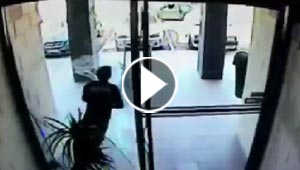 هكذا انتقمت السماء من لص عكّر مزاج سيدة وسرق محفظتها