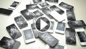  فيديو لامريكي يحطم 28 جهاز آيفون بمطرقة