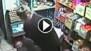 مسنة تتوج شجارها مع ملاكم وتفوز عليه بالضربة القاضية!!