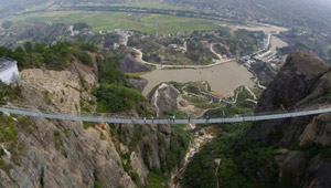 لمن يجرؤ فقط.. جسر مرعب من الزجاج المقوّى في الصين