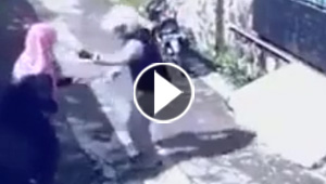 فيديو مضحك.. لص يسرق حقيبة فتاة فتسرع هي وتسرق دراجته النارية!