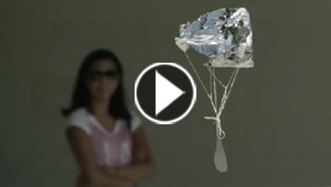 فيديو رائع.. رسائل تسقط من السماء لنشر الحب والسلام!