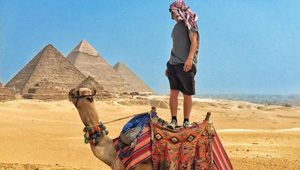 خلال 3 سنوات، زار 73 دولة ونشر صور أسوأ 6 دول العالم بينها مصر