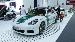 معرض لسيارات شرطة دبي فيراري ولامبرغيني وبنتلي 