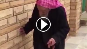 فيديو لرجل سعودي بلغ 130 عاما يذهب للصلاة بالمسجد يوميا