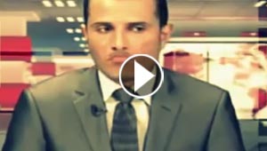 مذيع لا يدري انه امام الكاميرا.. شاهد حركاته