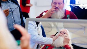 تعرف على مدرسة تخرّج الطلاب بشخصية بابا نويل بضحكته وحيله