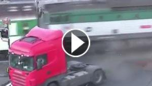 فيديو مروع.. قطار يشطر شاحنة نصفين ونجاة سائقها بأعجوبة