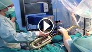 فيديو مثير.. رجل يعزف الساكسفون اثناء خضوعه لعملية في الدماغ