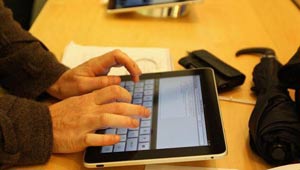     قرصان الكتروني يسرق بريد المشاهير لابتزازهم