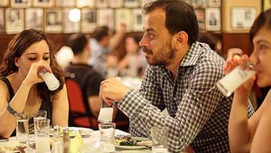 حليب السباع.. المشروب الكحولي الاشهر في تركيا وتجربة شربه على الاصول