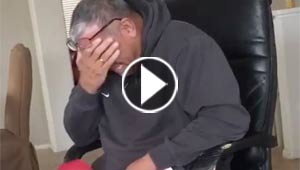 شاهد كيف بكى الوالد تاثرا بهدية ابنائه له.. ولامه المريضة