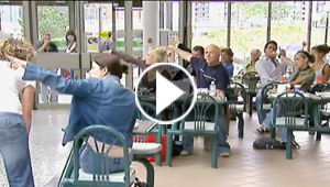 فيديو طريف.. انت تتناول الطعام وجميع الجالسين مرآة لك!