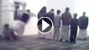 متسول يوقع المصلين واحدا تلو الاخر لرفض احدهم اعطاءه النقود!!