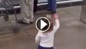 فيديو رائع.. طفلة تنشر السعادة والبهجة داخل سوق تجاري