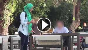 شاهد كيف انتقمت فتاة حسناء لفتاة محجبة واحرجت شابا امريكيا!