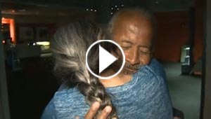 فيديو مؤثر.. مشرد يلتقي شقيقته لاول مرة بعد غياب دام 40 عاما