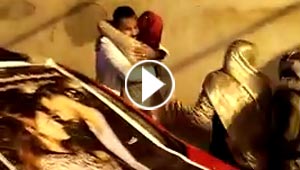 فيديو من عالم الاعراس.. شاهد كيف فاجأ شاب عروسه فابكاها!!