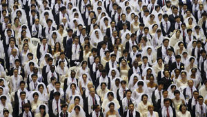 احتضنته كوريا.. حفل زواج جماعي فريد من نوعه ضم 15 الف زوج!!