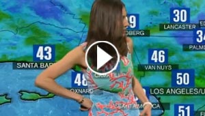 فستان مذيعة الاحوال الجوية يعرضها لموقف محرج على الهواء.. فيديو