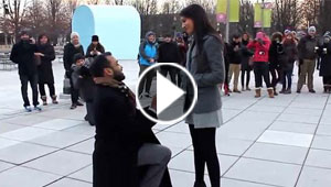 كورال موسيقي يتجند من اجل شاب يعرض الزواج على حبيبته.. فيديو