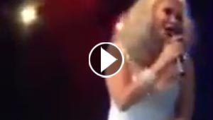 فيديو فاضح.. الجمهور يشد ثوب مطربة ايرانية شهيرة ويحرجها!