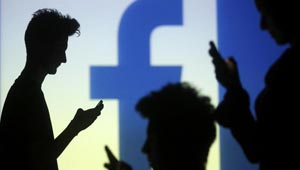  لماذا يدمن البشر استخدام فيسبوك وتويتر؟