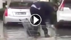 فيديو مضحك.. شاب يحاول عبور الشارع بعربة تسوق في طقس عاصف