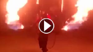 فيديو مثير.. شاب يتحول الى كتلة نار في استعراض بامشاعل