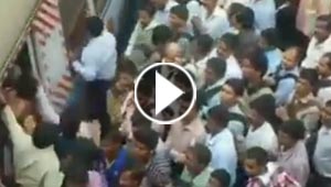  فيديو مثير.. الالاف يتدافعون لركوب القطار في مومباي