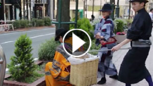  عمال نظافة في طوكيو يرتدون لباس المحاربين القدامى.. فيديو