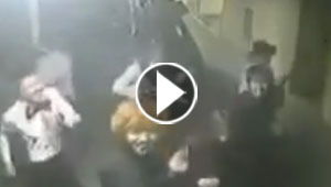 شاب يطلب حبيبته للزواج على طريقة افلام الرعب.. شاهد