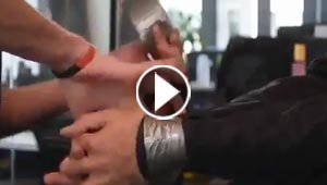 طريقة ذكية للتحرر من الشريط اللاصق عند الاختطاف.. شاهدها بالفيديو