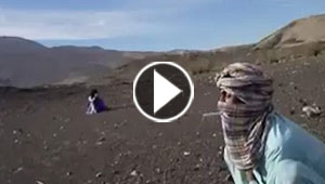 فنون ام جنون! فيديو يحبس الانفاس لرجل يطفئ سيجارة صديقه بطلق ناري