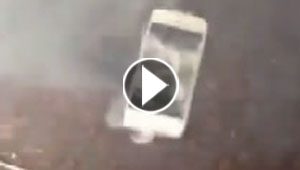 فيديو لشاب يحطم جهاز آيفون بمطرقة.. فما الذي ارعبه؟
