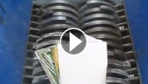 فيديو مذهل لآلة تلتهم أريكة وثلاجة بأسنانها الفتاكة.. بسهولة وخلال ثوان