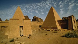  10 اهرامات تنافس الجيزة بعضها مقلوب واحدها من كوكب آخر