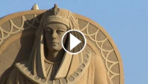 تحف فنية من الرمال تبهر مشاهديها.. بينها ابو الهول