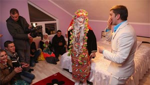 اغرب صور طقوس زواج مسلمي بلغاريا: وضع غرفة النوم امام البيت!  