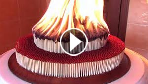 شاب يحتفل بميلاده بكعكة من الكبريت.. كم هي مشهية! شاهد 
