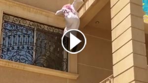 العثور على سبايدرمان الخليج بالدشداشة.. شاهد الفيديو