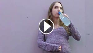 شاهد بالفيديو رد فعل المارة على قيام امرأة حامل بشرب الكحول!