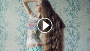 هذا ما قالته رابونزل الروسية عن سر شعرها الطويل.. استمع اليها