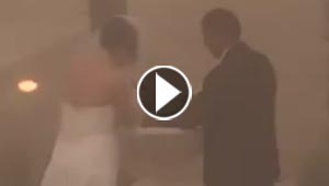 عاصفة رملية تفسد حفل زفاف عروسين وتنهيه قبل الموعد.. فيديو