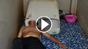 نجاة رجل صيني بعد ابتلاع الغسالة له!!