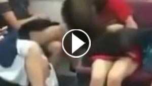 شاهد ما فعله النعاس بحسناء صينية وسط اصدقائها في عربة المترو