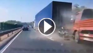 فيديو مؤلم.. شاحنتان تسحقان سيارة على طريقة الساندويتش