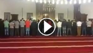  الإمام المستعجل يثير الجدل بسبب سرعته في اداء الصلاة.. شاهد